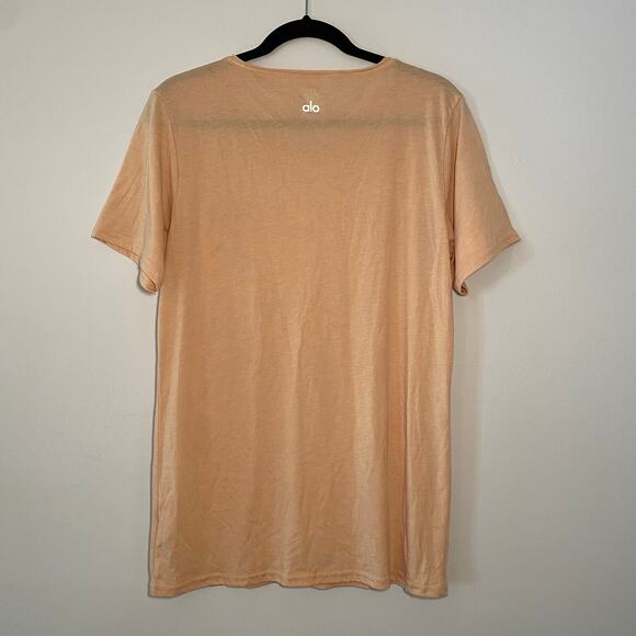 alo Yoga Women size Medium Light Pink Short Sleeve Crewneck Tee T-Shirt Workout - Picture 5 of 8